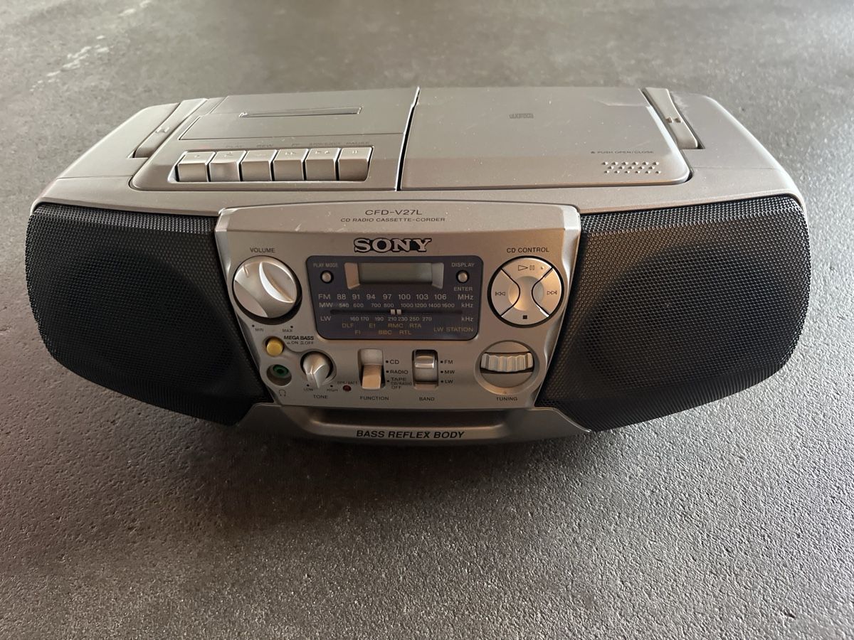 Sony Lettore multimediale portatile: SONY CD RADIO CASSETTE – Usato da Bern venduto da India1960