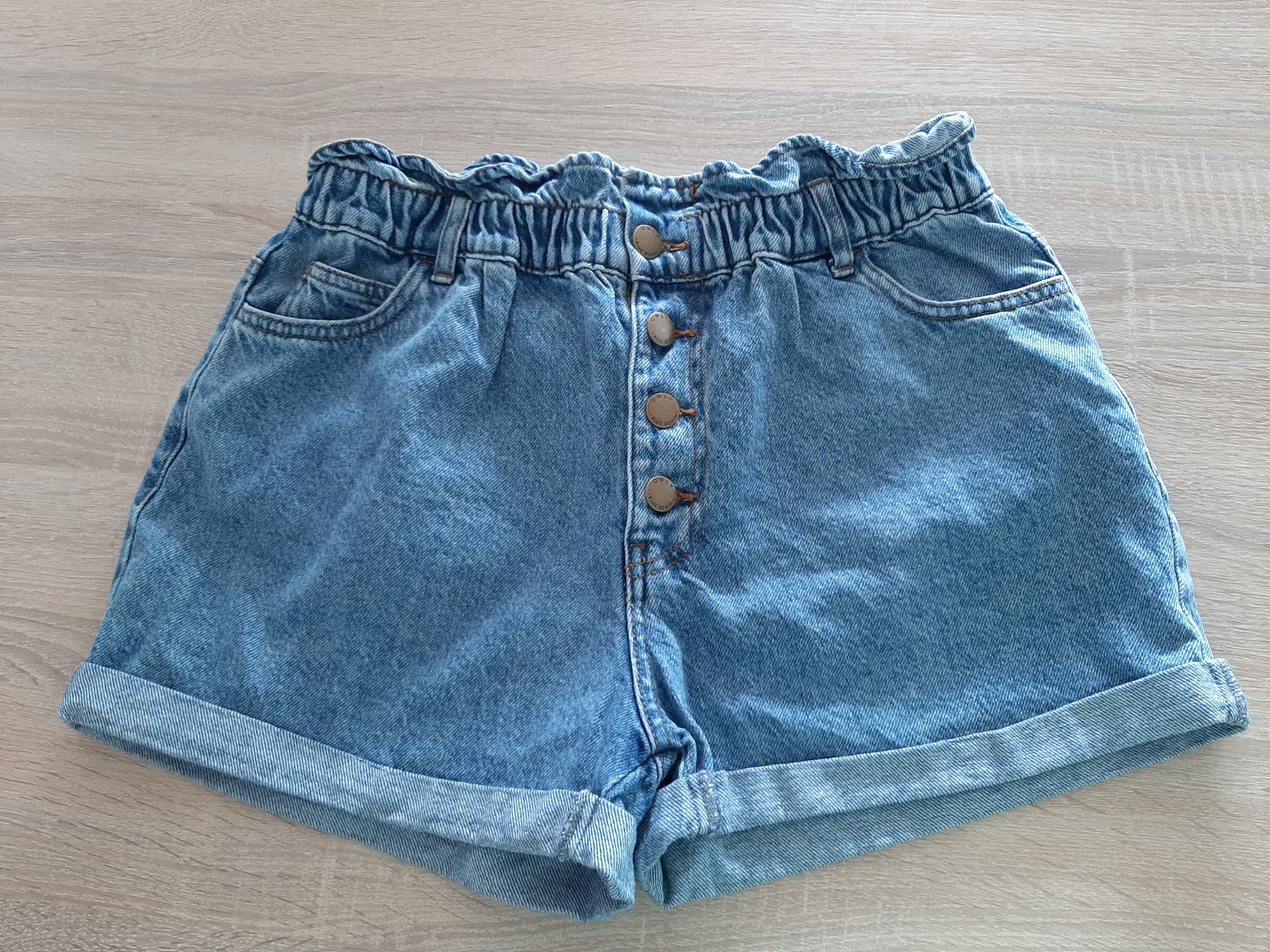 Pantaloni: Damen Short-Hose Grösse L – Usato da Menziken venduto da Rien1 1
