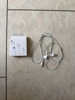 wired earpods: Lightning Connector