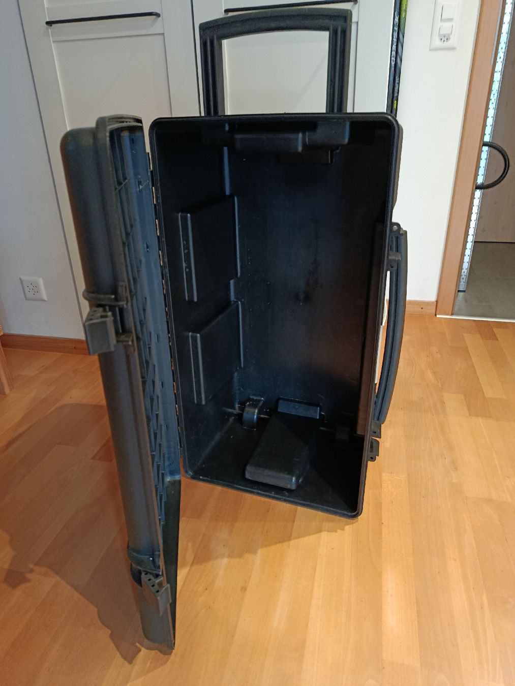 Valigie: Outdoor Case Rollkoffer – Usato da Bönigen venduto da Nitrox_32 1