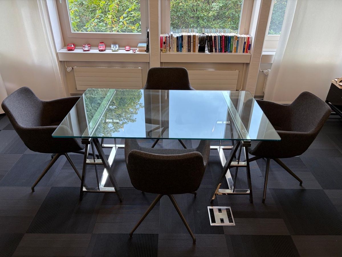 Set di tavolo e panche: Glastisch mit Stühle – Usato da Zollikon venduto da sarosco