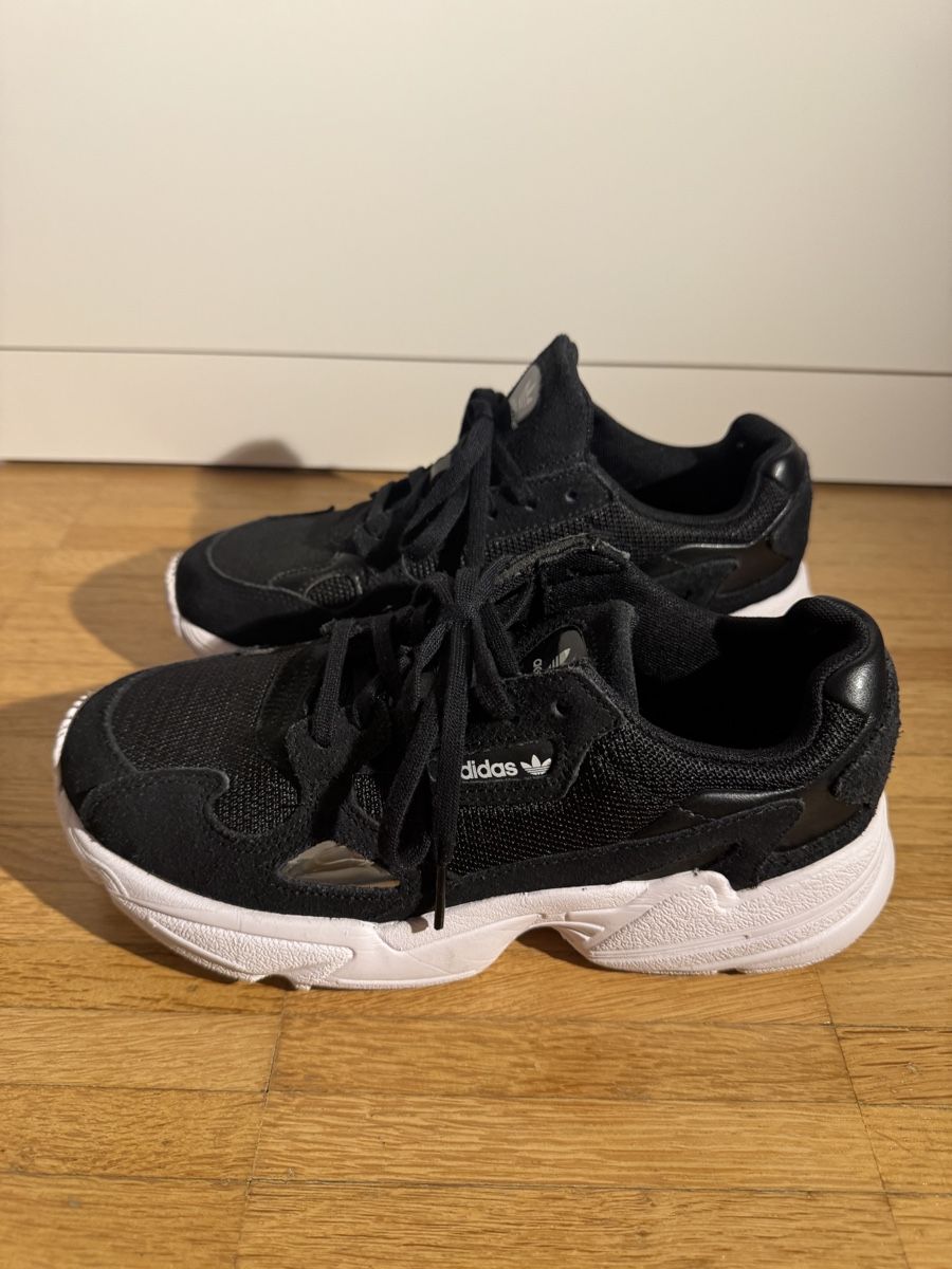 Adidas Scarpe da donna: Schwarze Adidas Falcon Sneaker, Grösse 38 – Nuovo (secondo la descrizione) da Teufen AR venduto da chi_h55m 2