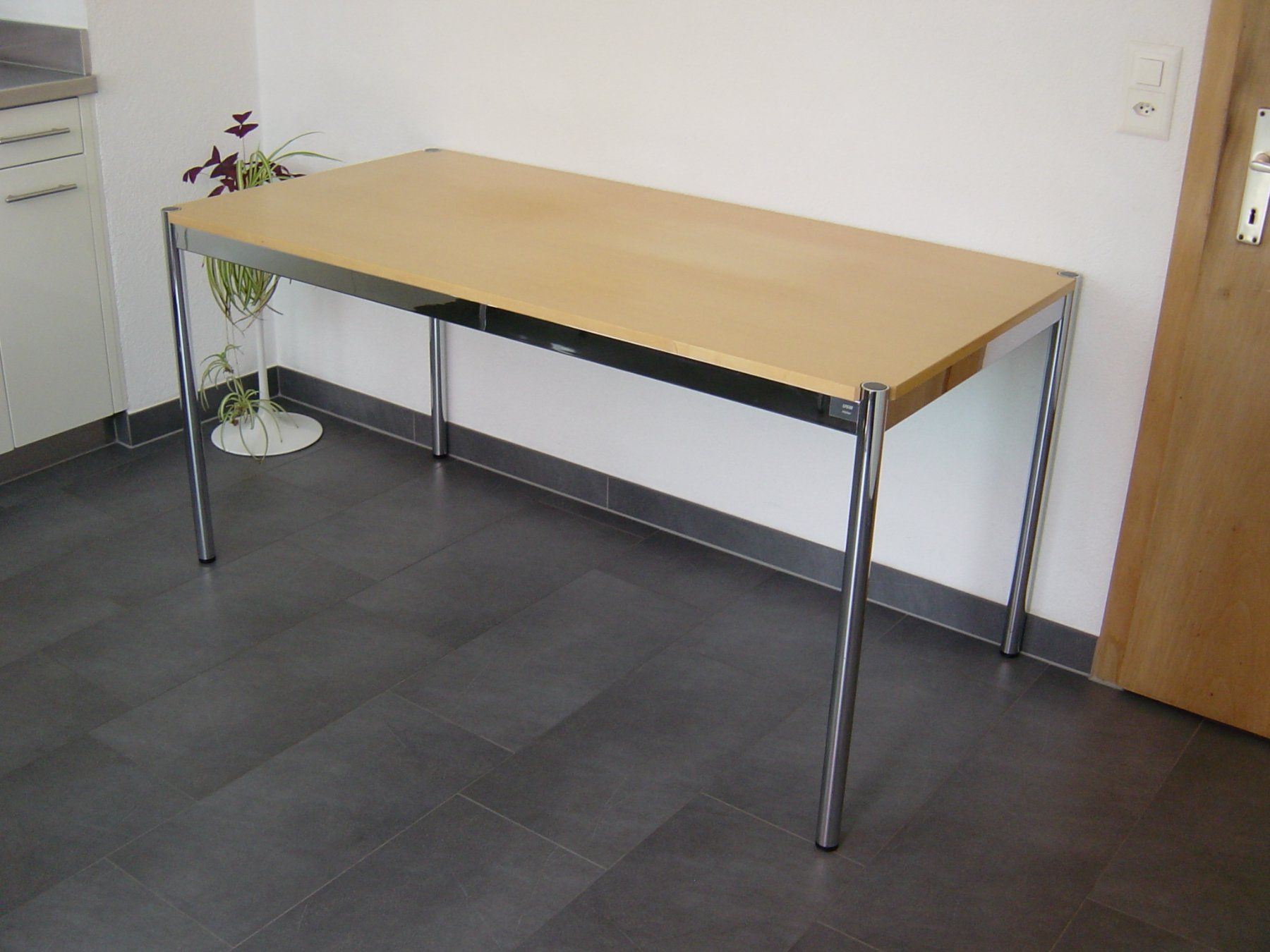 Tables: USM Haller Tisch 150 cm – D'occasion à Wil SG par Pin05