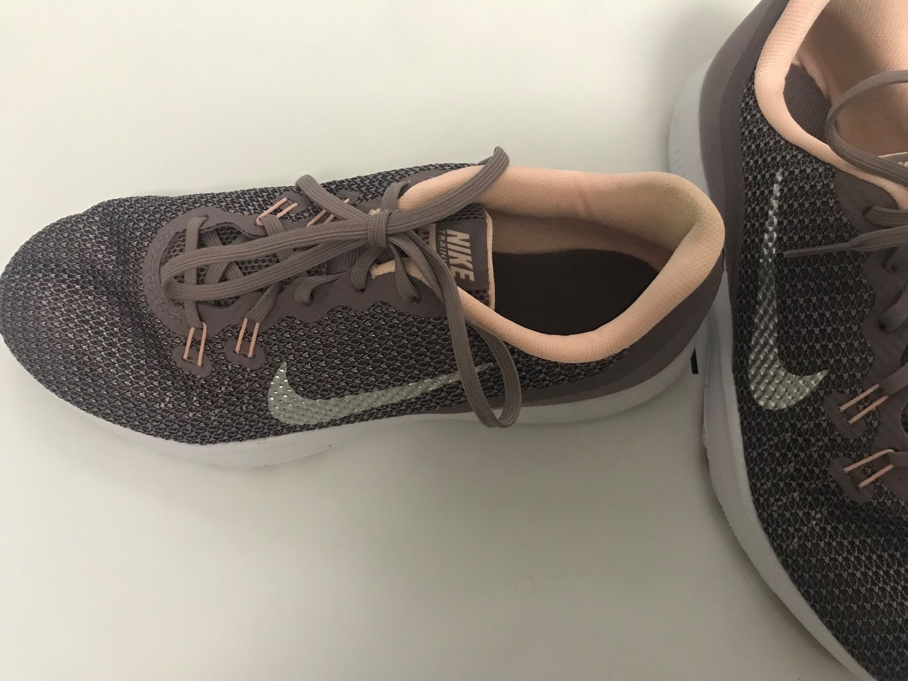 Nike Scarpe da donna: Nike Flex TR 7, Turnschuh Damen, Gr. 40.5, schöne Farbkombi – Usato da Niederteufen venduto da mix18 5