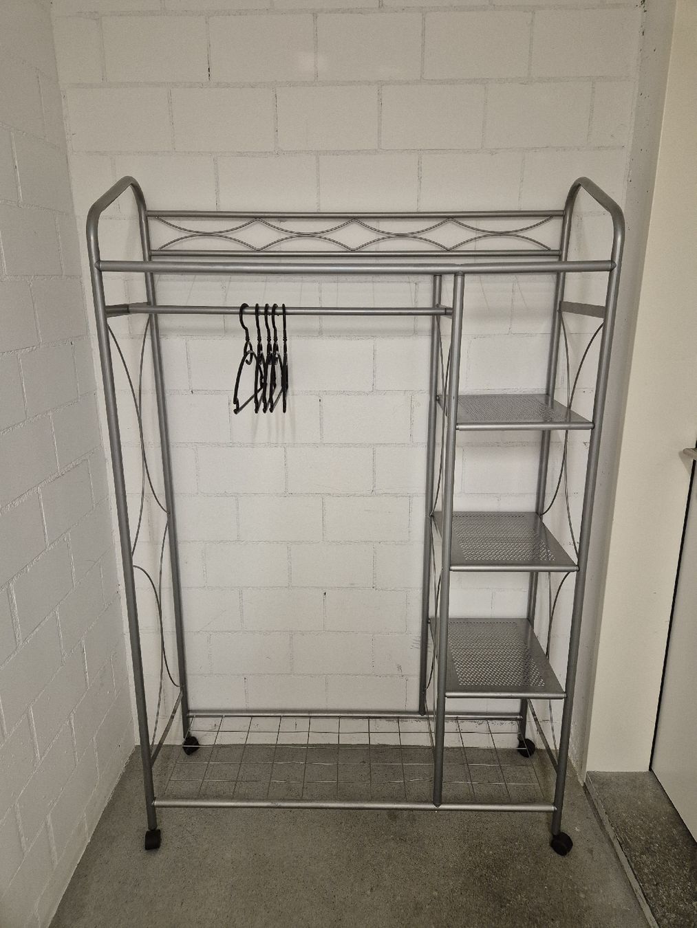 Guardaroba: Kleiderständer / Garderobe mit Rädern – Usato da Gisikon venduto da Spunk