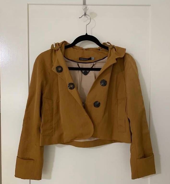 Jacken: Stilvolle Übergangsjacke Gr. 36 mit Kapuze – Gebraucht aus Zürich von Curated.Chapters 3