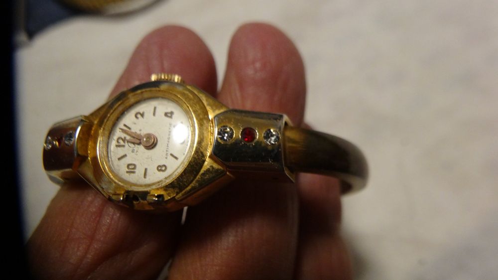 Montres: BULER SEHR  KLEINE UHR.HANDAUFZEUG .17J.4 STEIN.LÄÜFT. – D'occasion à zürich par ahmad01 9