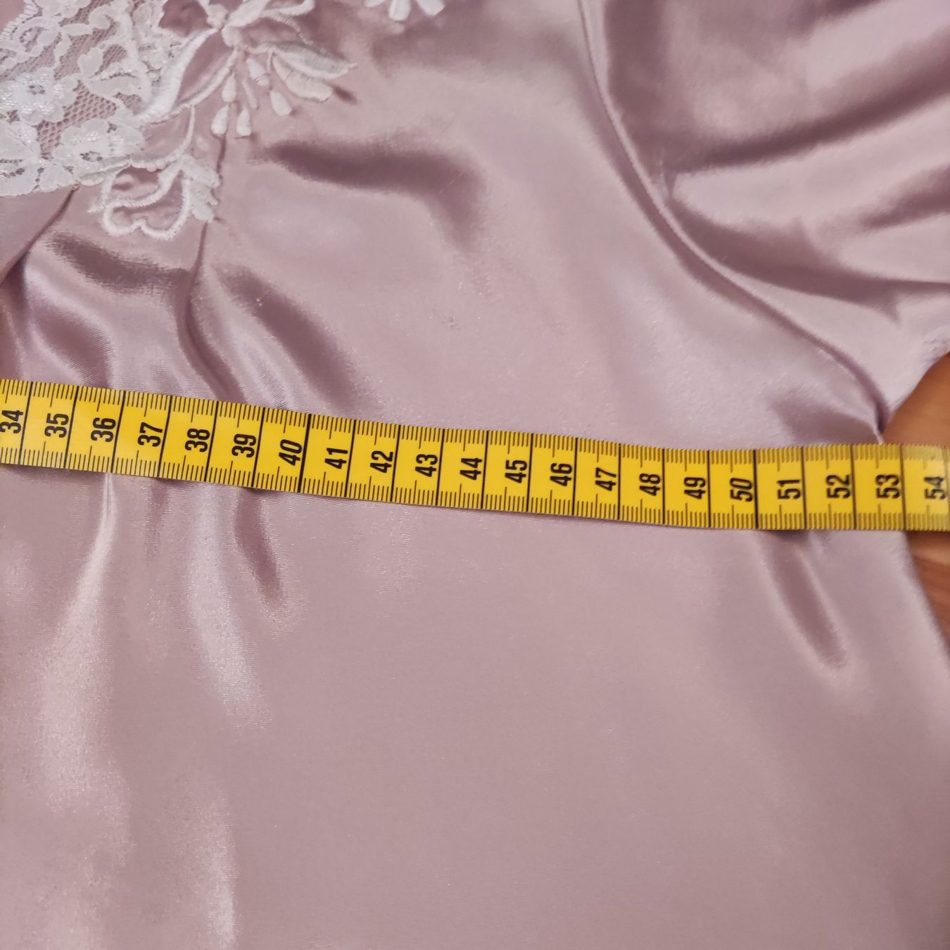 Negligees & Pyjamas: Sara Beth Satin Nachthemd mit zarter Spitze – Gebraucht aus Solothurn von Csw1 4
