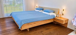 Hochwertiges Massivholz-Doppelbett 200 × 220 cm – wie neu –