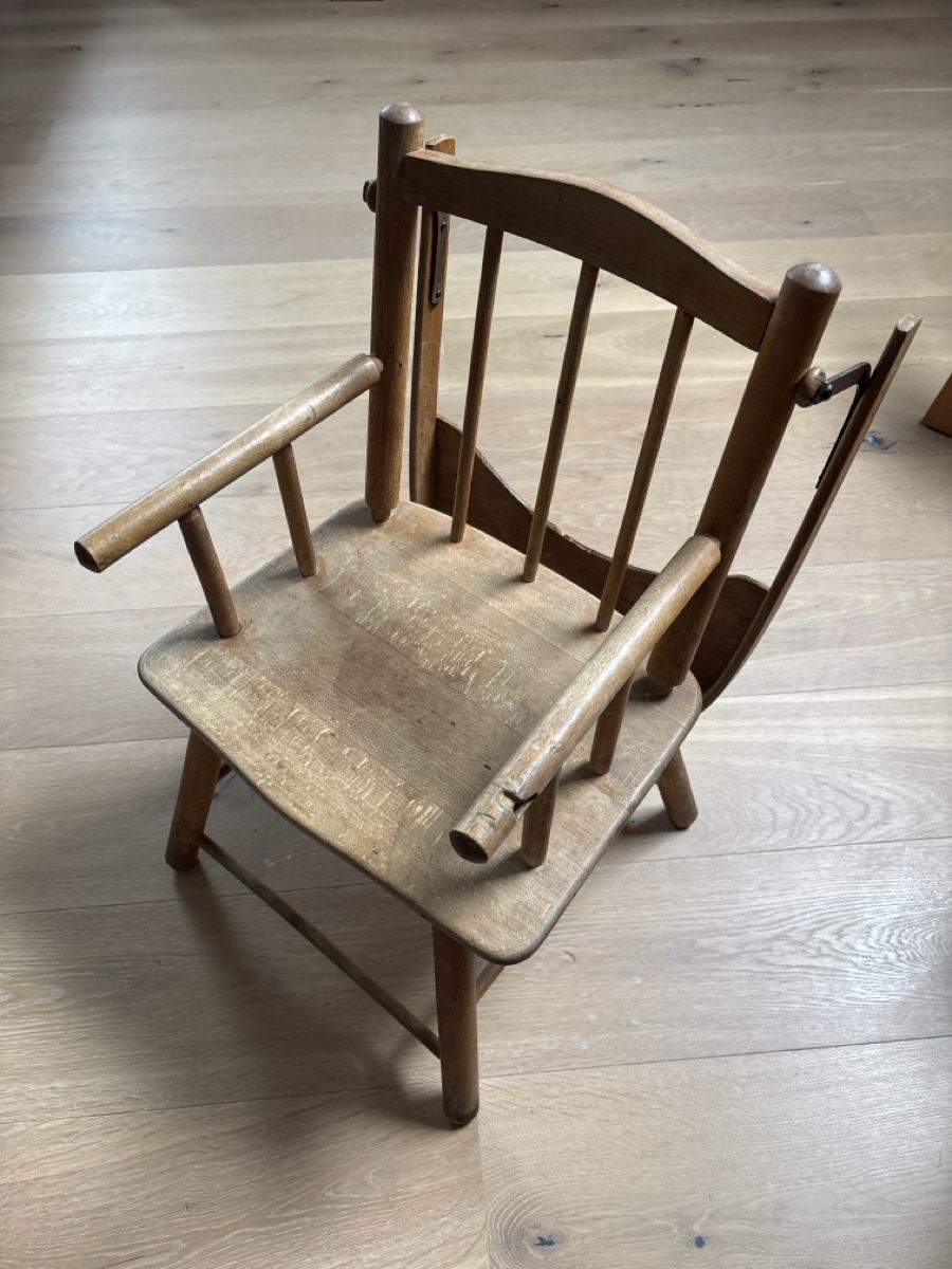 Sedie: Antiker Holz Kinderstuhl mit Tablett – Usato da Niedermuhlern venduto da B-Boom 2