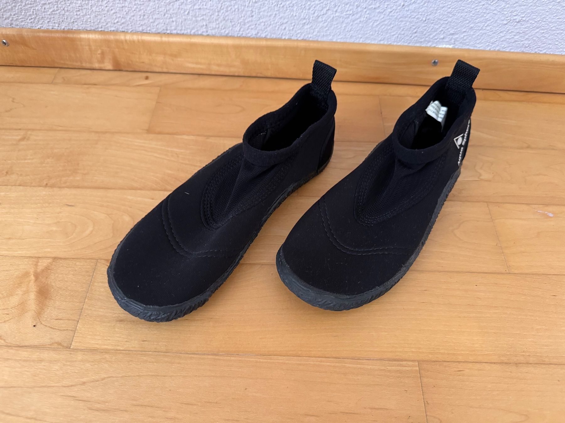 Scarpe da uomo: Badeschuhe Aqua Sphere schwarz, Gr. 36/37 – Nuovo (secondo la descrizione) da Uster venduto da Niamgro