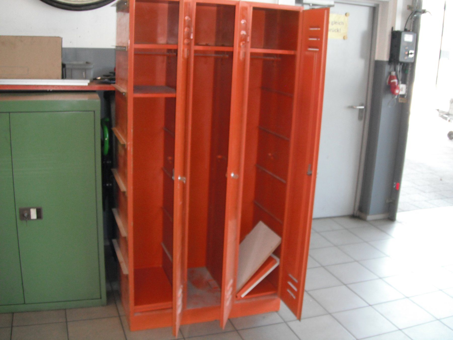 Schränke: Metallschrank mit Tablar, 3teilig, oranger Spind – Gebraucht aus Ruswil von bauz01 3