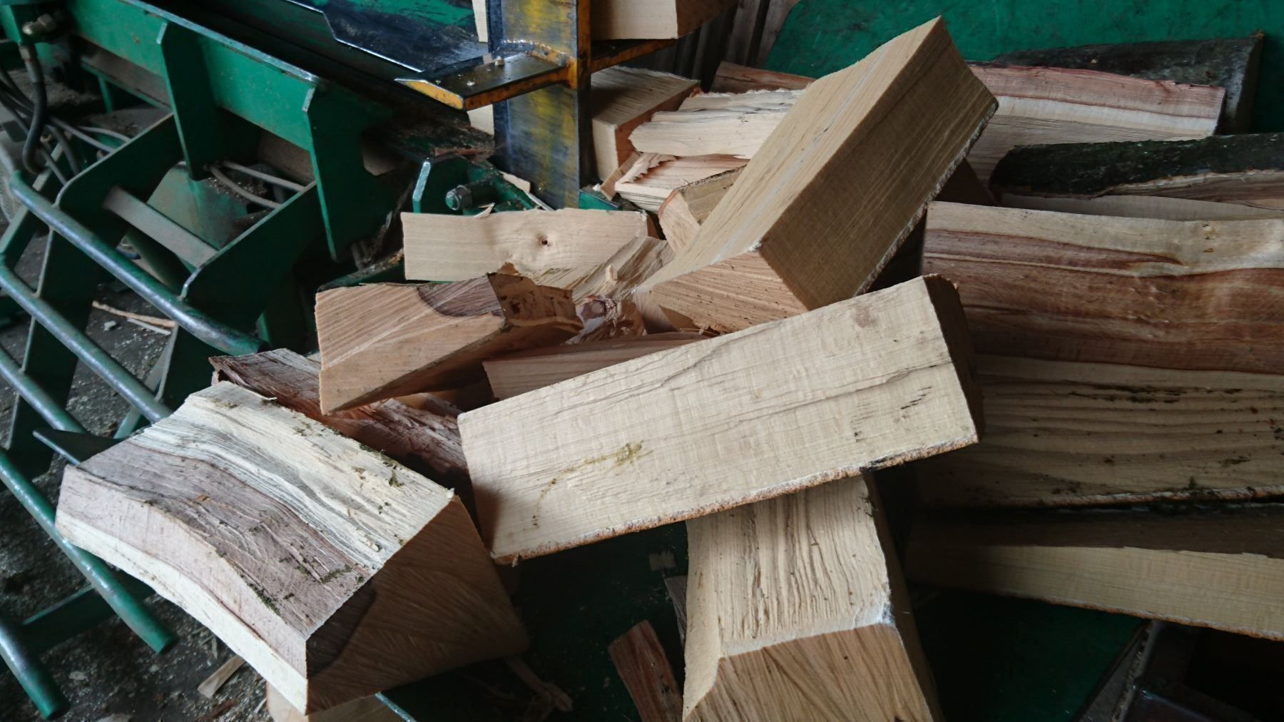 Articoli in legno: Brennholz, Chemineeholz, Scheiter, Ofen, Feuerschale – Nuovo (secondo la descrizione) da Nürensdorf venduto da Peterhakab 1