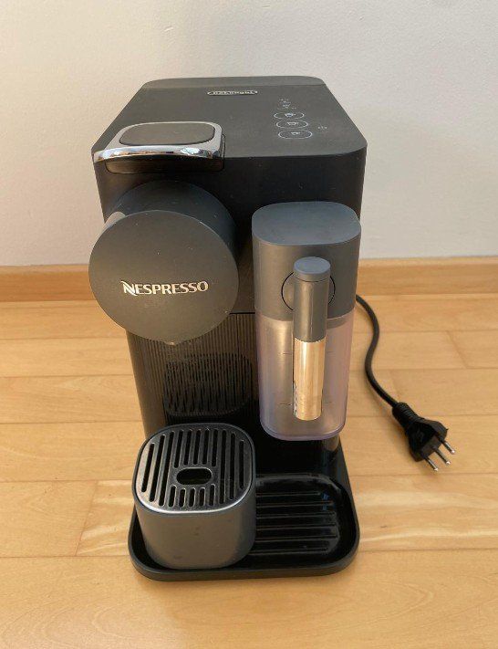 De'Longhi Kaffeemaschinen & Espressomaschinen: Nespresso - Lattissima One Shadow Black – Gebraucht aus Winterthur von Hos59