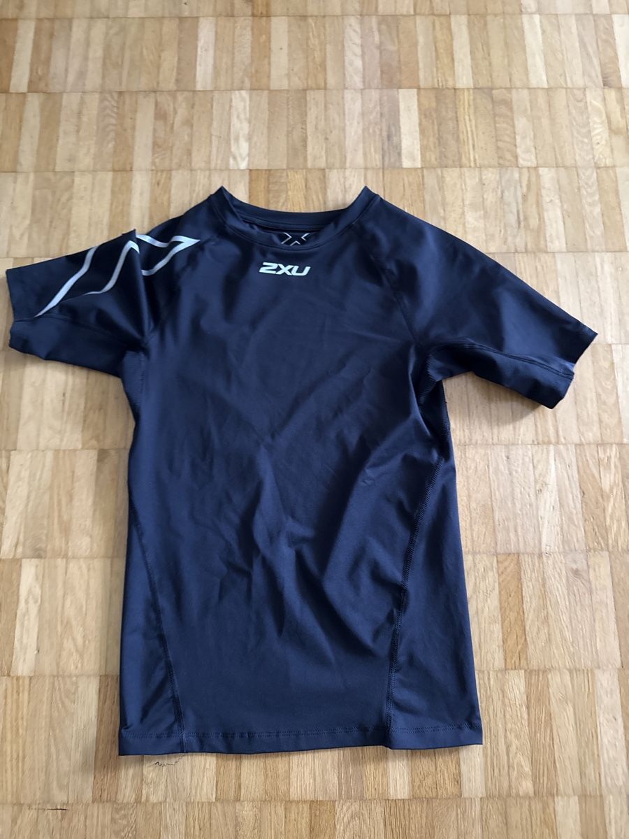 T-shirt: 2XU Kompressionsshirt sport  – Usato da Sisseln AG venduto da Gommibaerli87