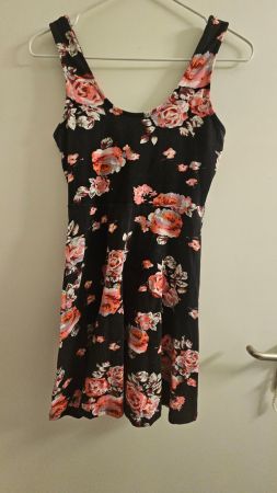 Kleid schwarz mit Blumen Grösse S