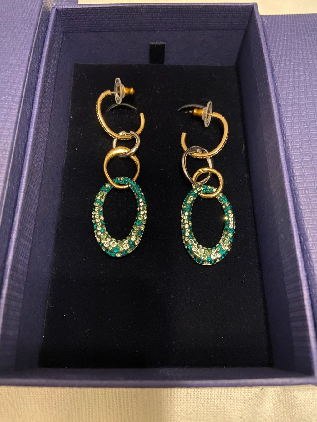 Swarovski Orecchini pendenti & Orecchini a lobo: B. d'oreilles Swarovski, dorée et verte – Nuovo e nell'imballaggio originale da Plan les Ouates venduto da didi911 1