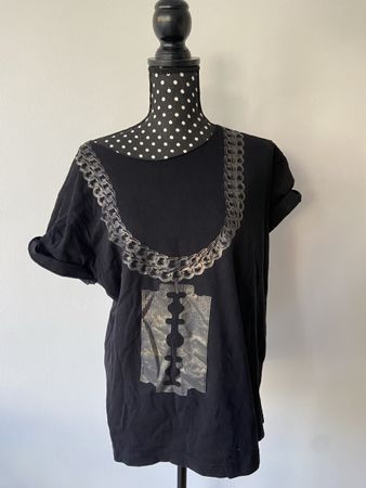 Schwarzes Shirt mit Ketten-Print & Rasierklinge Streetstyle