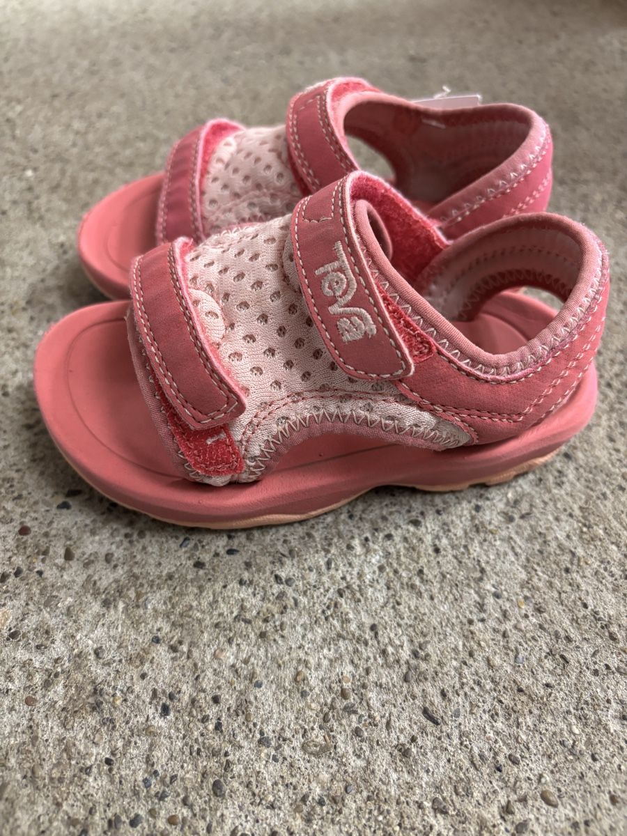 Teva Schuhe für Mädchen: Teva Sandalen Pink, Grösse 21 – Gebraucht aus Büren an der Aare von Nikito2001