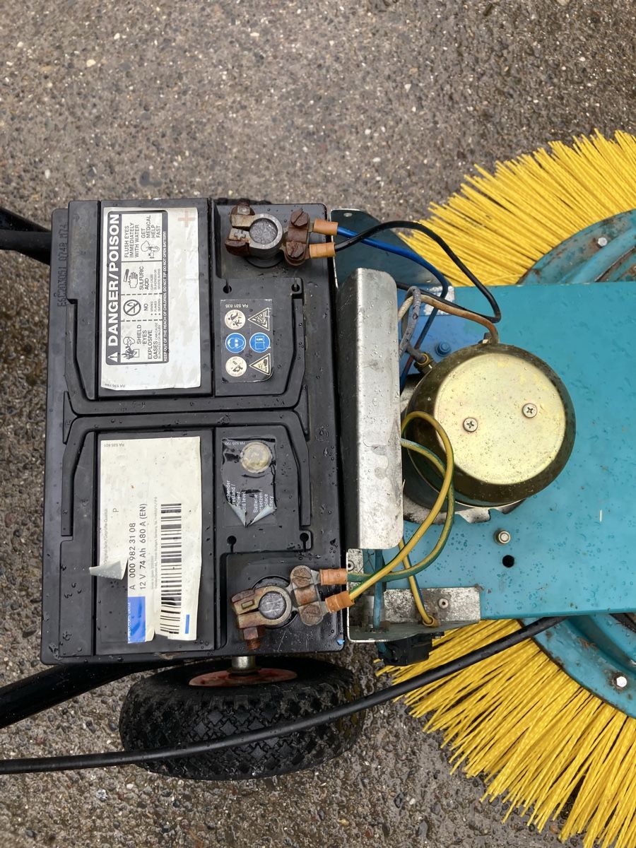 Sonstige Reinigungsgeräte: Rotationsbesen Kehrmaschine – Gebraucht aus Mönchaltorf von Tschibi 4