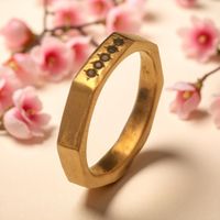 Ring achteckig, Bronze mit 4 Spinellen, Grösse 58.7