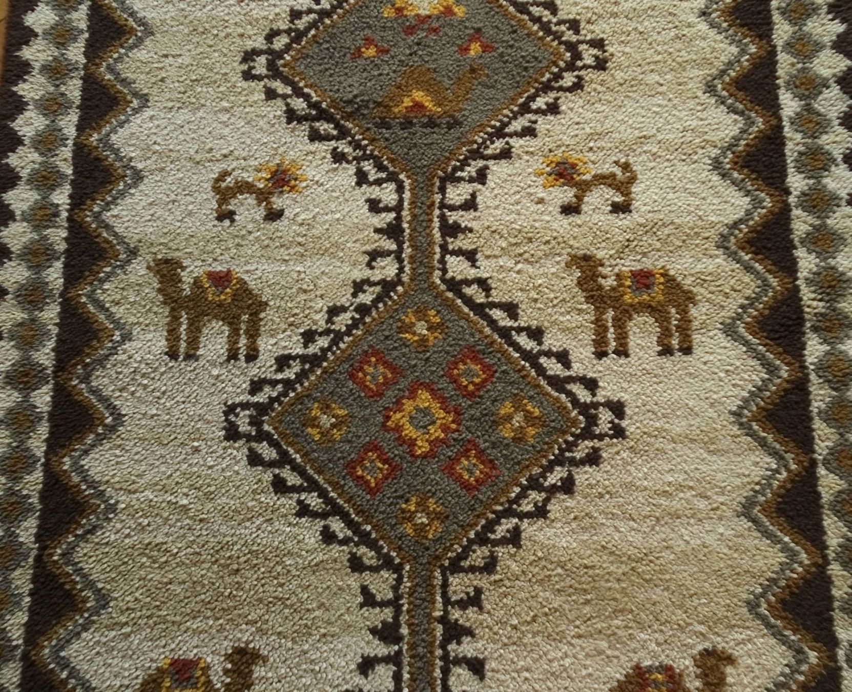 Tappeti: Vintage Teppich mit Kamelmotiven – Boho Orientteppich – Usato da Solothurn venduto da hli_n69n 3