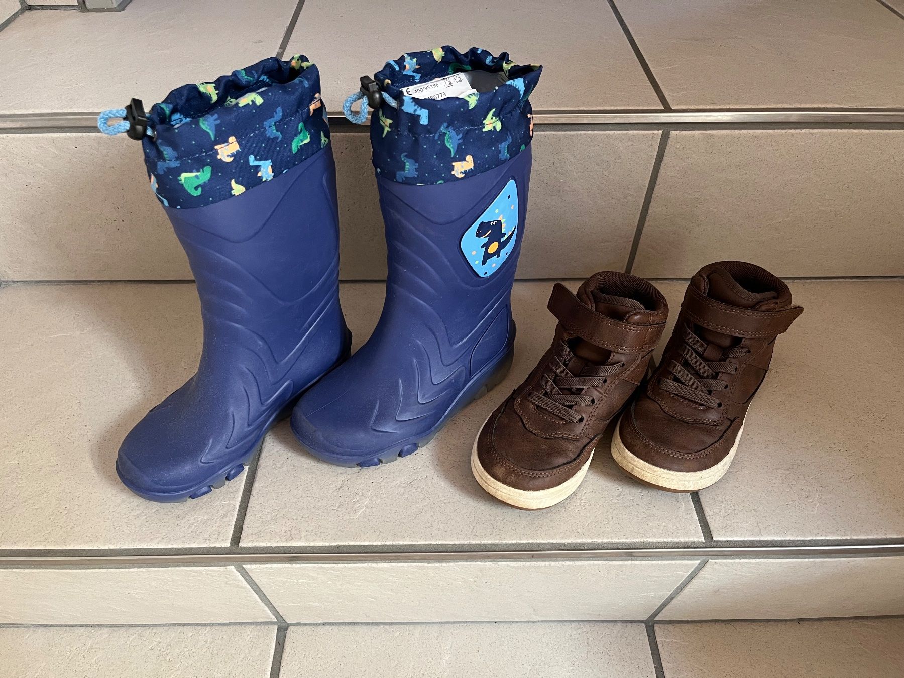 Scarpe per ragazzi: Schuhe Gr. 27 – Usato da Thörigen venduto da nic_kf6l