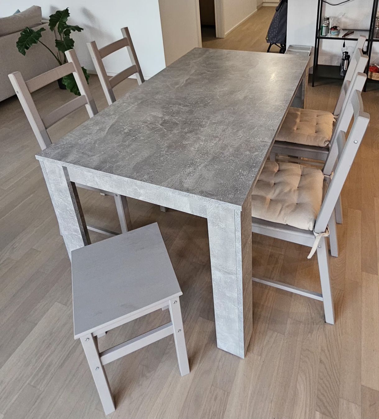 Set de table et chaises: Table à manger avec 4 chaises et 2 tabourets – Neuf (Voir description) à Lausanne par ram_tw68 1