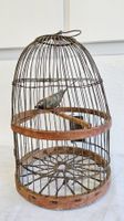 Très ancienne cage à oiseaux avec oiseau en bois peint