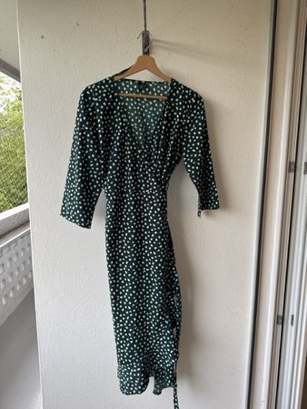 Sommerliches Wickelkleid, Grün mit Muster, Grösse 38