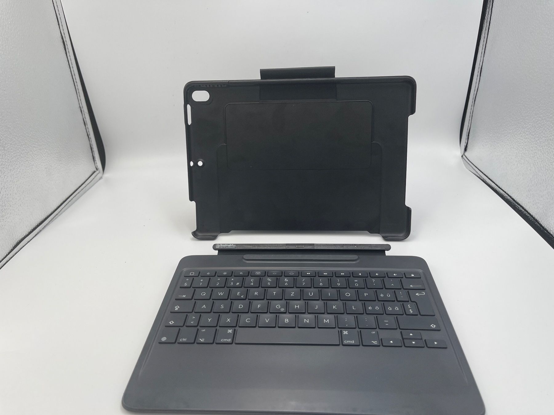 Logitech Claviers: Logitech Combo Touch Keyboard Case mit Trackpad – D'occasion à Schlieren par 2nd-Life