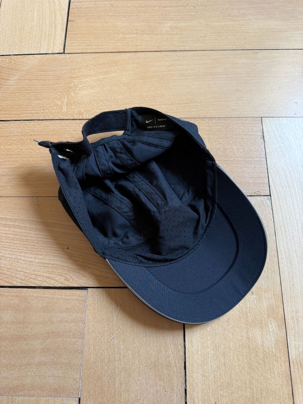 Nike Copricapi, berretti & cappellini: NIKE Tailwind Sport Cap schwarz – Usato da Zürich venduto da Diazaio 1