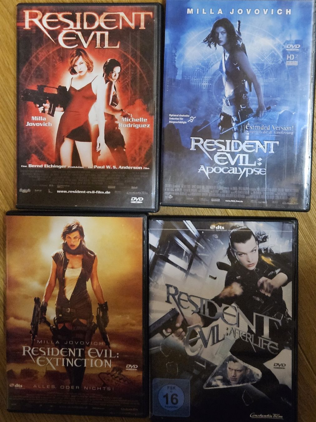 Tutti i DVDs: Resident Evil DVD Collection, Teil 1-4, Bundle – Usato da Oberdorf BL venduto da BaldenEagle