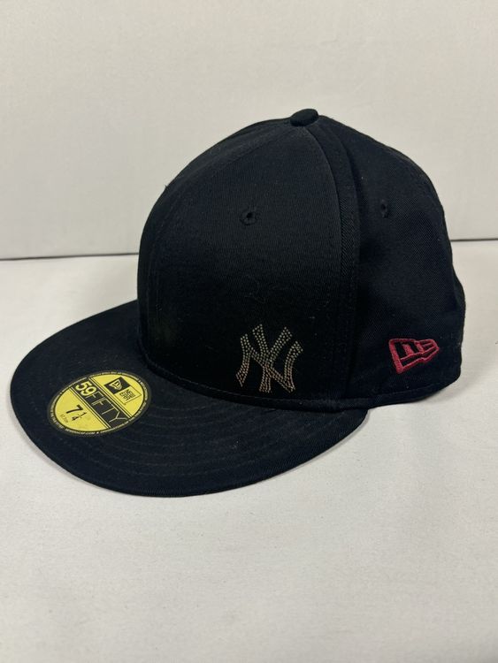 New Era Copricapi, berretti & cappellini: Casquette New Era NY Noire et Rouge 7 1/4 – Usato da Genève venduto da MonPucier