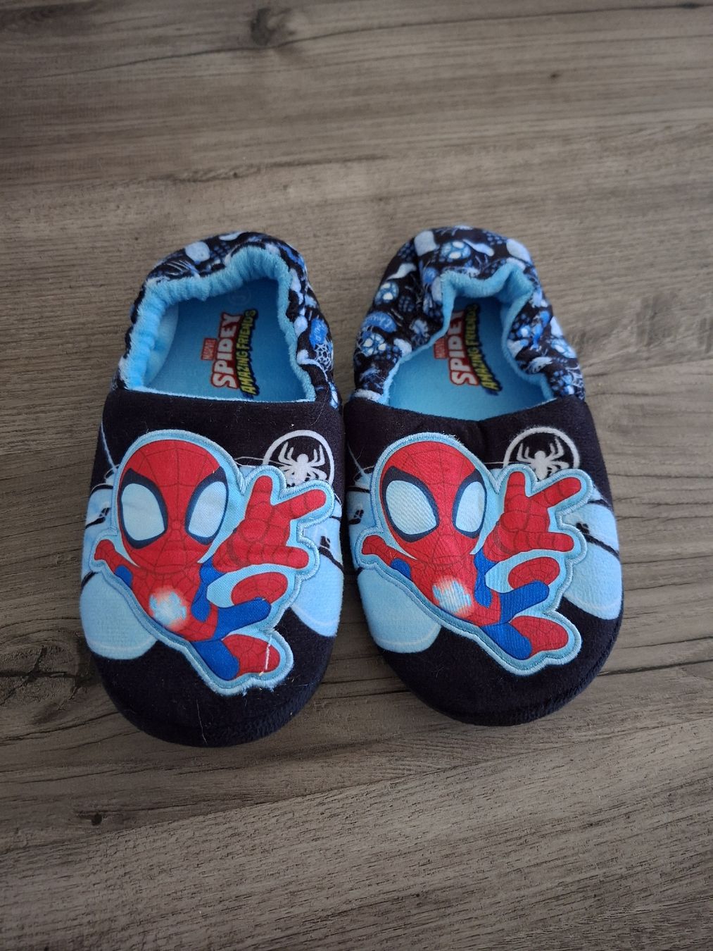 Scarpe per ragazzi: Kinder Hausschuhe Spiderman Grösse 31 – Nuovo (secondo la descrizione) da Winterthur venduto da Ausmisten2026