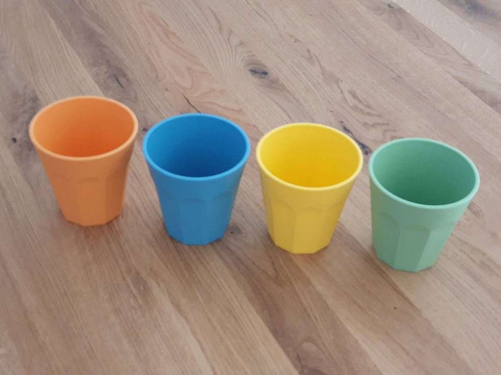 Tassen: Becher farbig 4 Stück – Gebraucht aus Urtenen-Schönbühl von sandrabern01