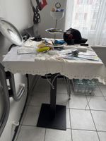 Tisch mit Barhöcker
