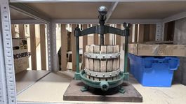 Alte Obstpresse / Weinpresse aus Holz und Gusseisen – Vintag