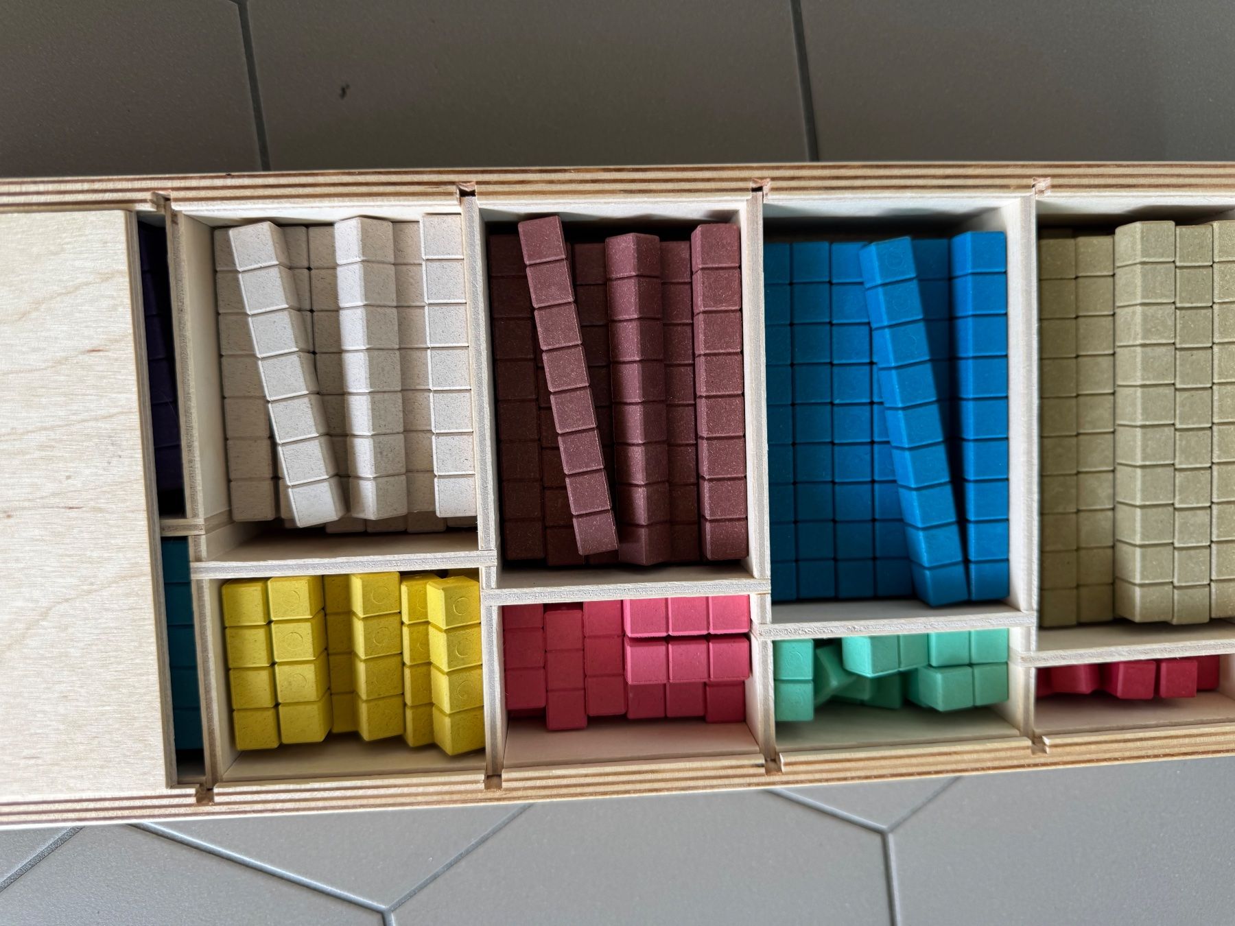 Giochi: Montessori Rechenstäbchen mit 200 Aufgabenkarten. – Usato da Zürich venduto da mikedome 1