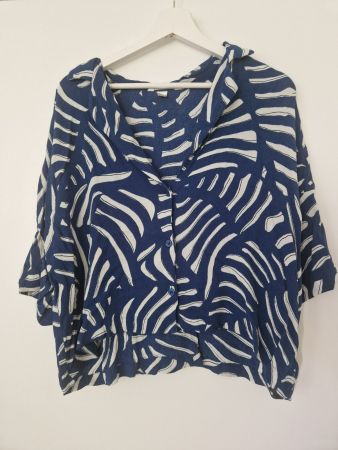 Damenbluse, blau-weiss gemustert