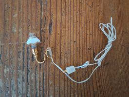 Hübsche Puppenhaus Lampe mit Stecker, goldfarbig, Licht geht
