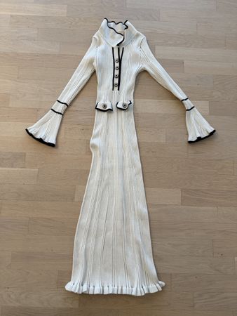 Elegantes langes Rippstrickkleid Schwarz/Weiss – Trompetenär