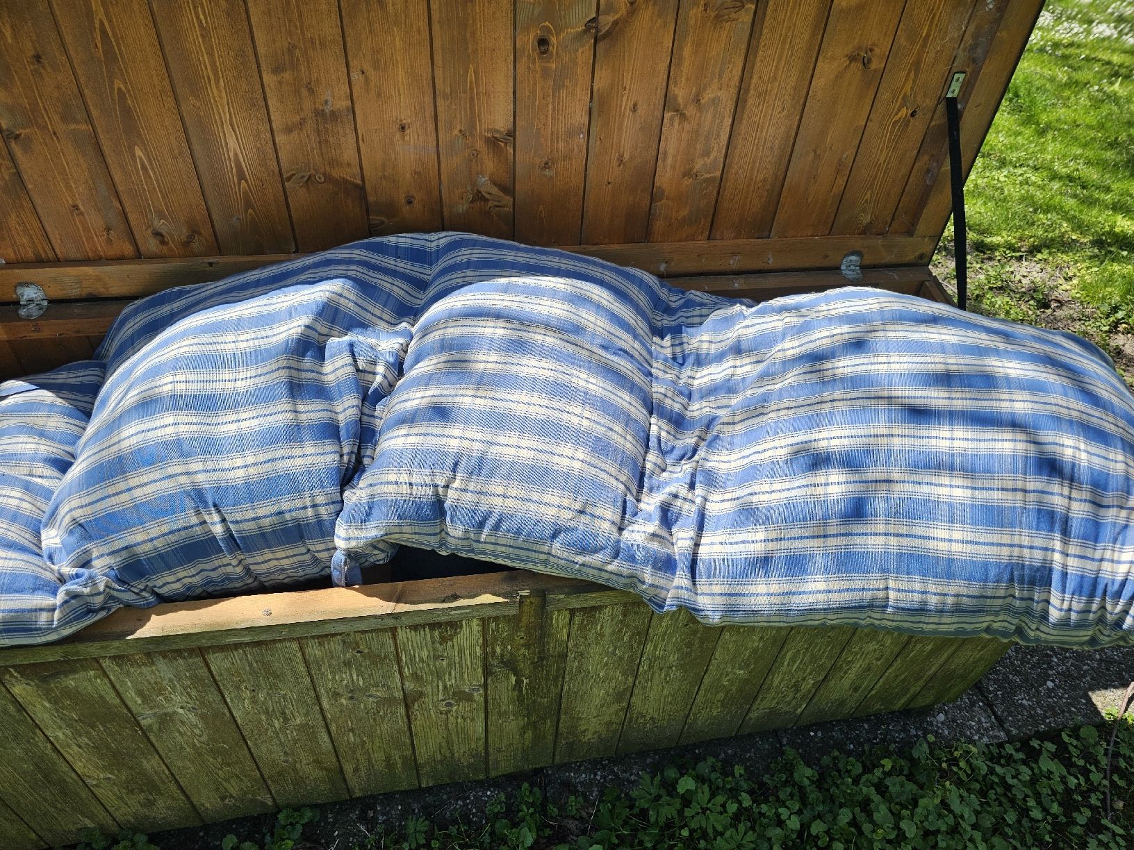 Chaises longues: Liege mit Kissen – D'occasion à Morgarten par pat_qj9r 1