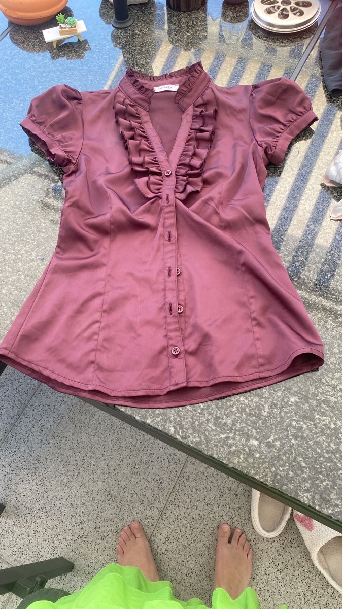 Camicette: Elegante Bluse mit Rüschen, Grösse 34, bordeauxrot – Nuovo (secondo la descrizione) da Holziken venduto da Anita.urech