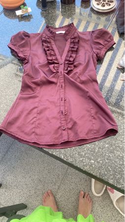 Elegante Bluse mit Rüschen, Grösse 34, bordeauxrot