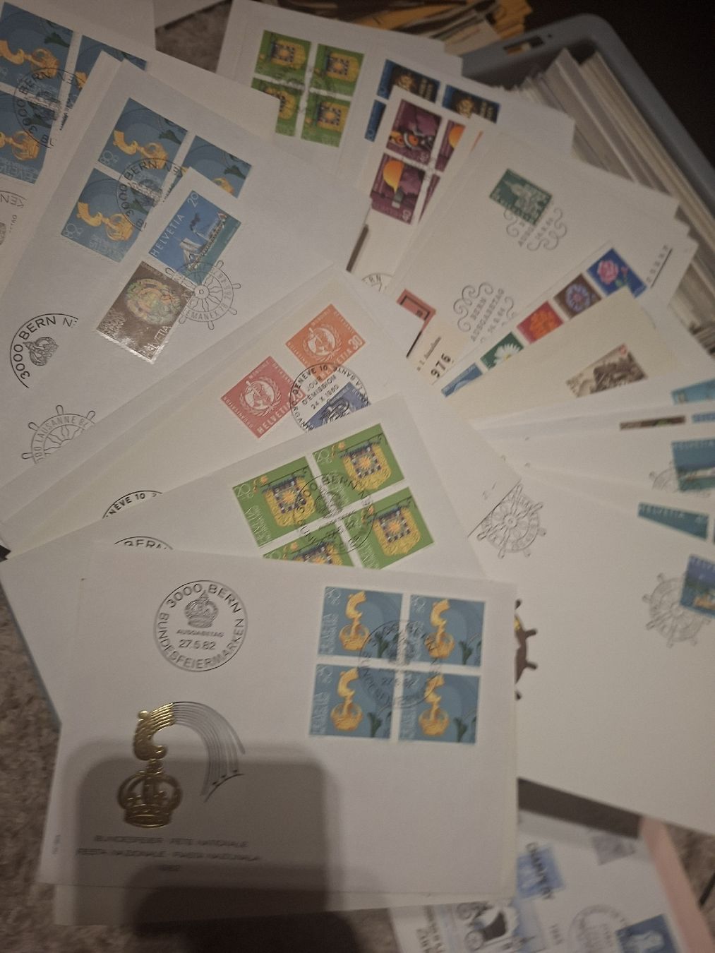 Alle Briefmarken: Kiste mit FDC / Briefen und diversem – Gebraucht aus Balgach von SIMEON27 1