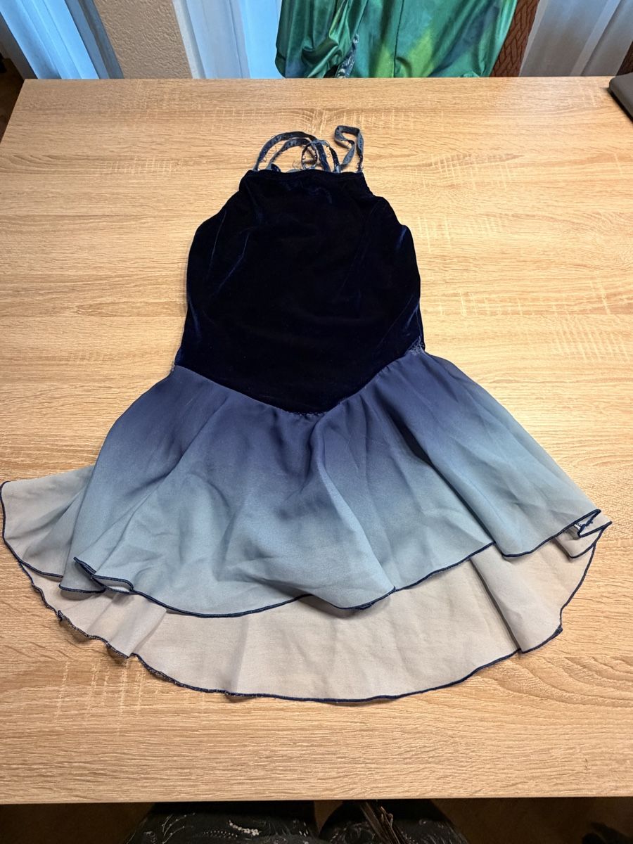 Scarpe, pantaloni & magliette da ginnastica: Samt Kürkkleid Dunkelblau Gr. 152 – Usato da Trimbach venduto da Schwaenchen