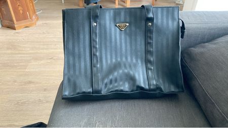 Elegante Bahía Handtasche, schwarz gestreift, neuwertig