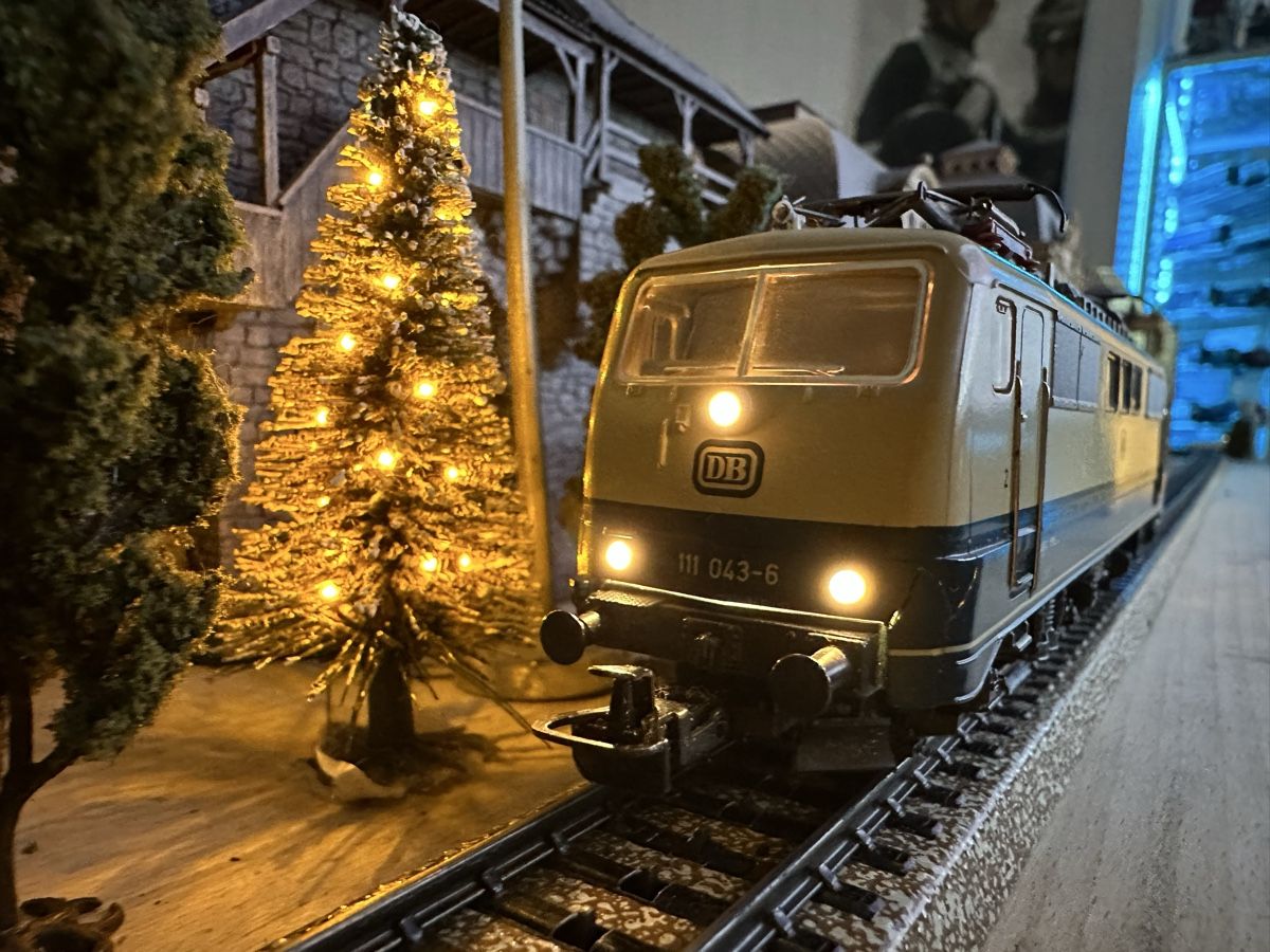 Märklin Modelleisenbahnen: Märklin 3042 DB BR 111 – Gebraucht aus Lupsingen von New-Haven