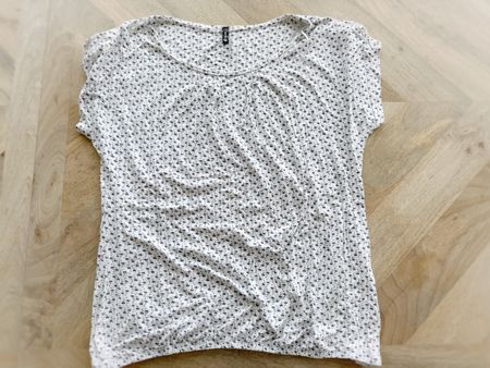 T-Shirt Weiss mit dunkelblauen Blümchen, Gr.L